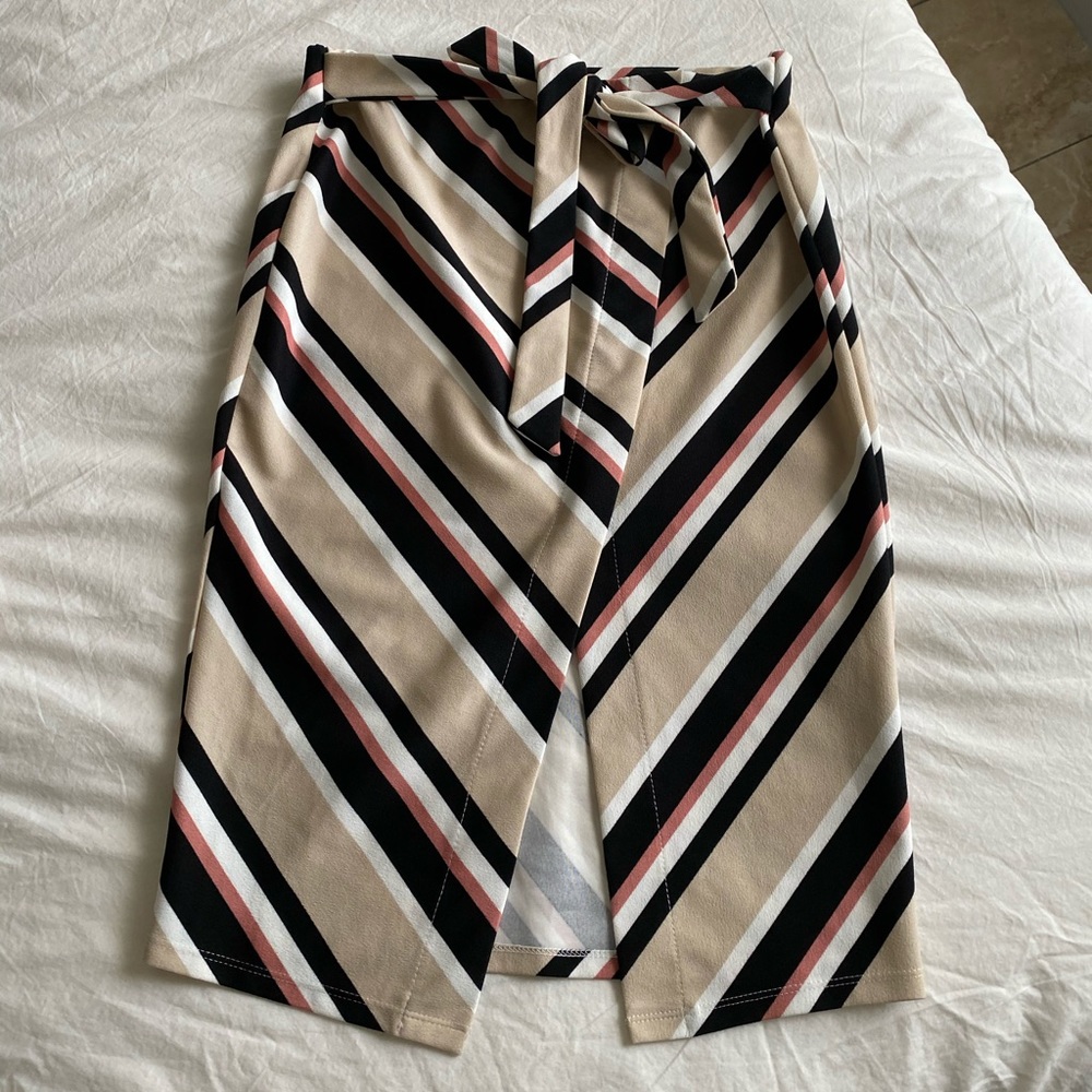 Knee lengthskirt with front slit